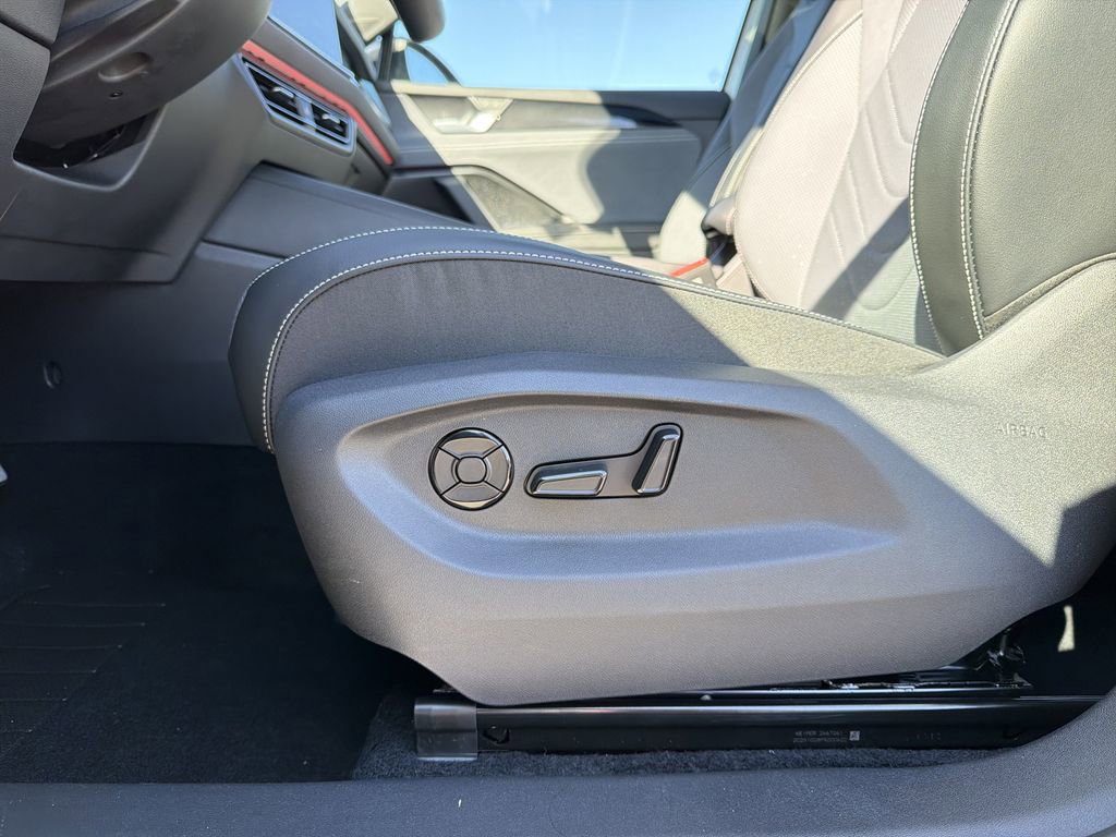 New 2026 Volkswagen Tiguan SE R-Line FWD image 23