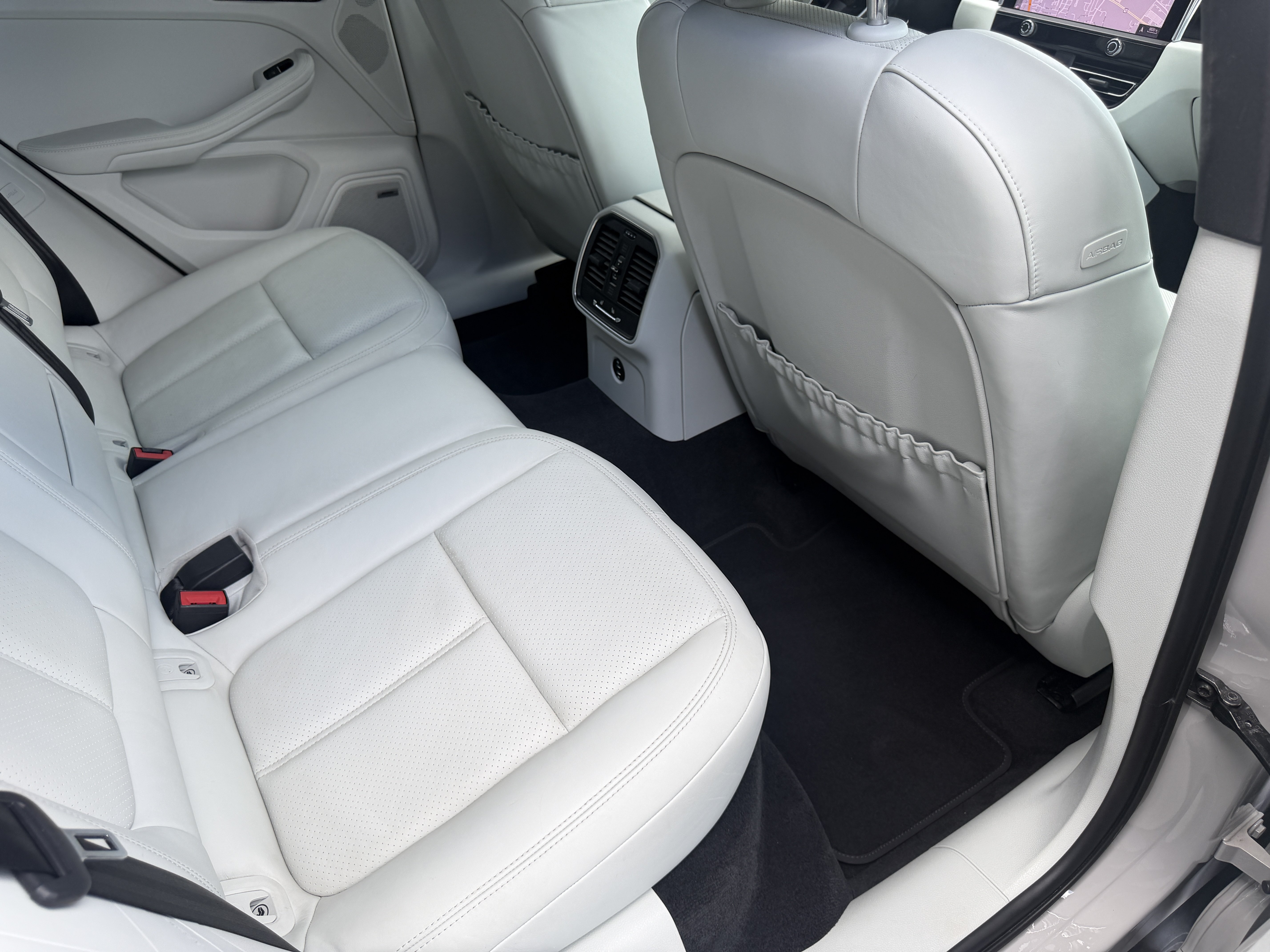 Certified 2024 Porsche Macan AWD/4WD image 19
