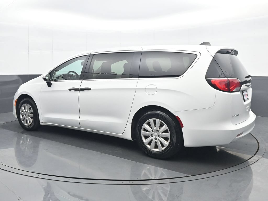 Used 2020 Chrysler Voyager L FWD image 4