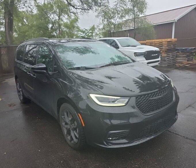 Used 2023 Chrysler Pacifica Touring-L w/ S Appearance Package AWD/4WD image 5