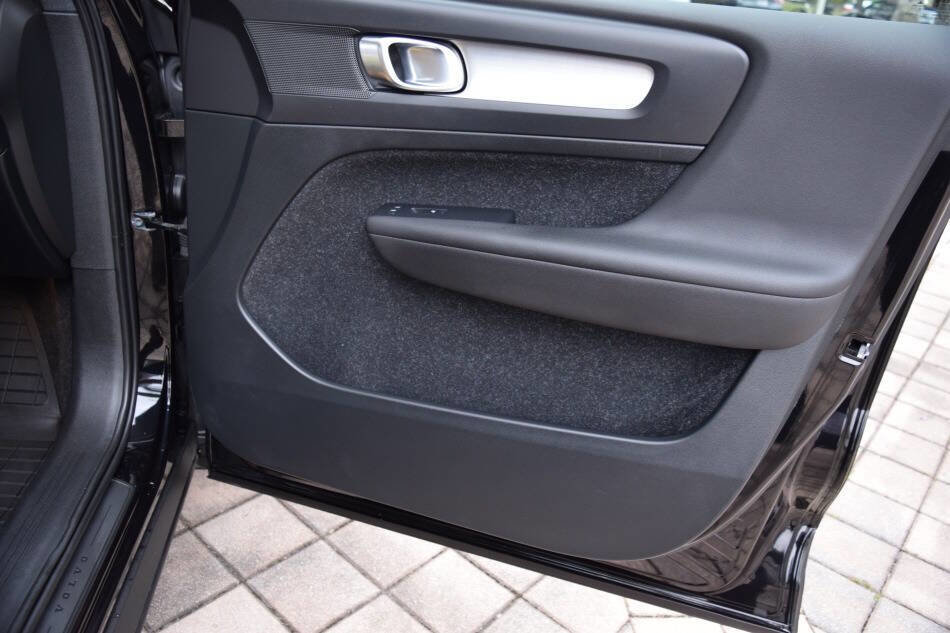 Used 2020 Volvo XC40 T5 Momentum w/ Protection Package Premier image 75