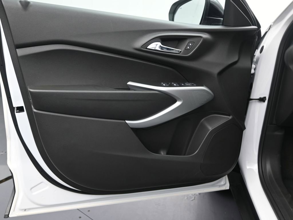 Used 2025 Chevrolet Trax RS w/ Driver Confidence Package image 11