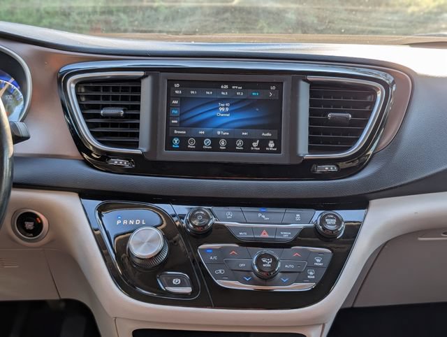 Used 2019 Chrysler Pacifica Touring Plus w/ Tire & Wheel Group FWD image 15