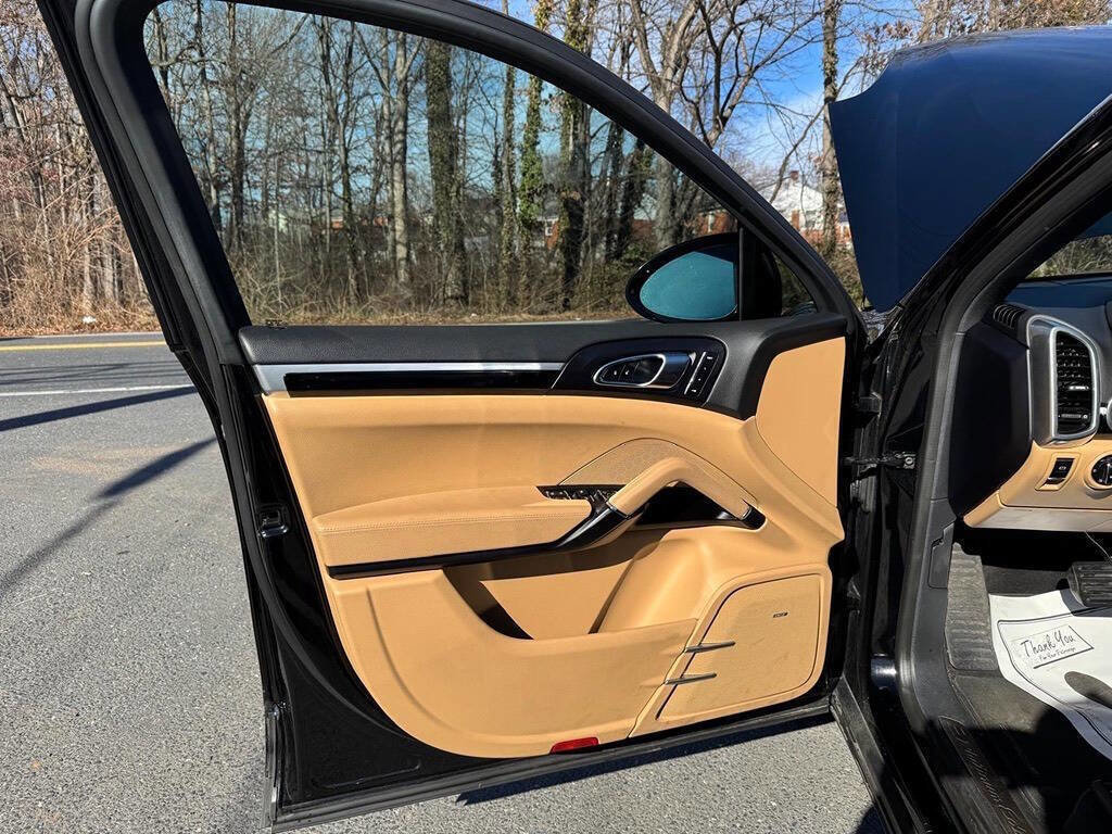 Used 2017 Porsche Cayenne Platinum Edition w/ Premium Package (PJV) AWD/4WD image 33