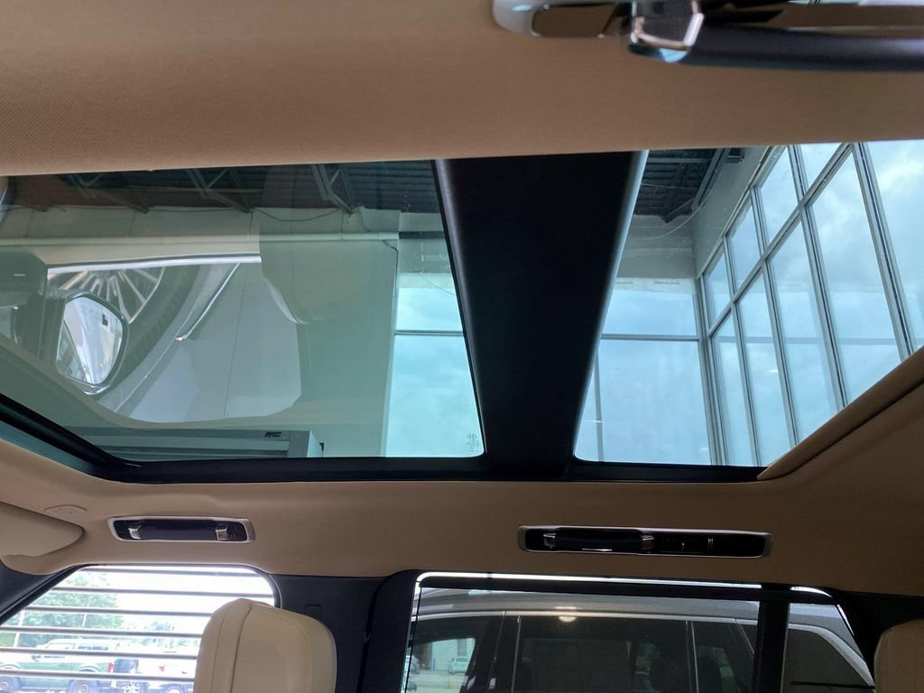 Used 2025 Land Rover Range Rover Long Wheelbase SE AWD/4WD image 10