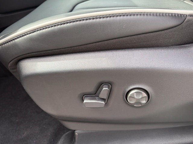 New 2026 Chrysler Pacifica Limited w/ Uconnect Theater Family Group FWD image 16