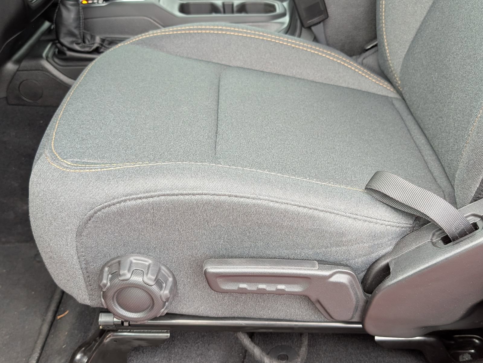 Used 2025 Jeep Wrangler Unlimited Sahara w/ Safety Group image 13