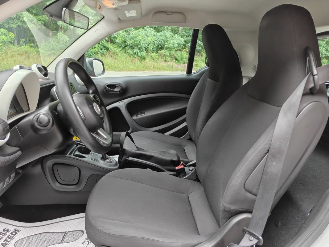 Used 2017 smart fortwo pure RWD image 18