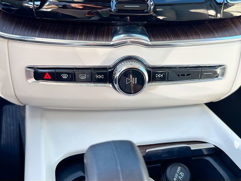 Used 2022 Volvo XC60 B5 Momentum AWD/4WD image 17