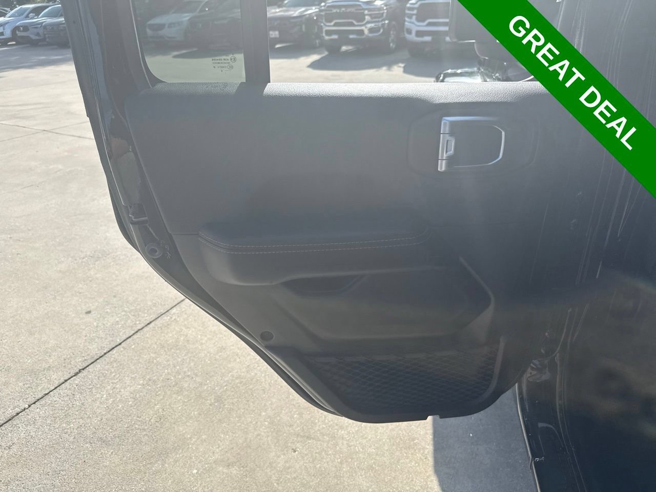 Used 2025 Jeep Wrangler Unlimited Sahara w/ Safety Group AWD/4WD image 15