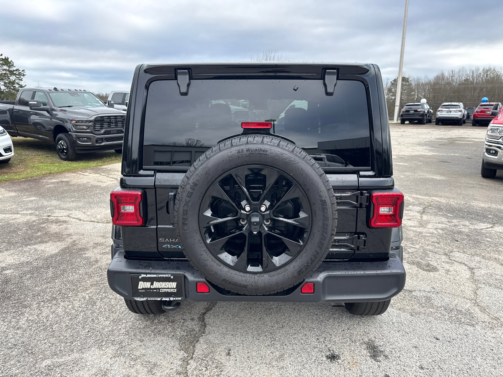 Used 2025 Jeep Wrangler Sahara image 6