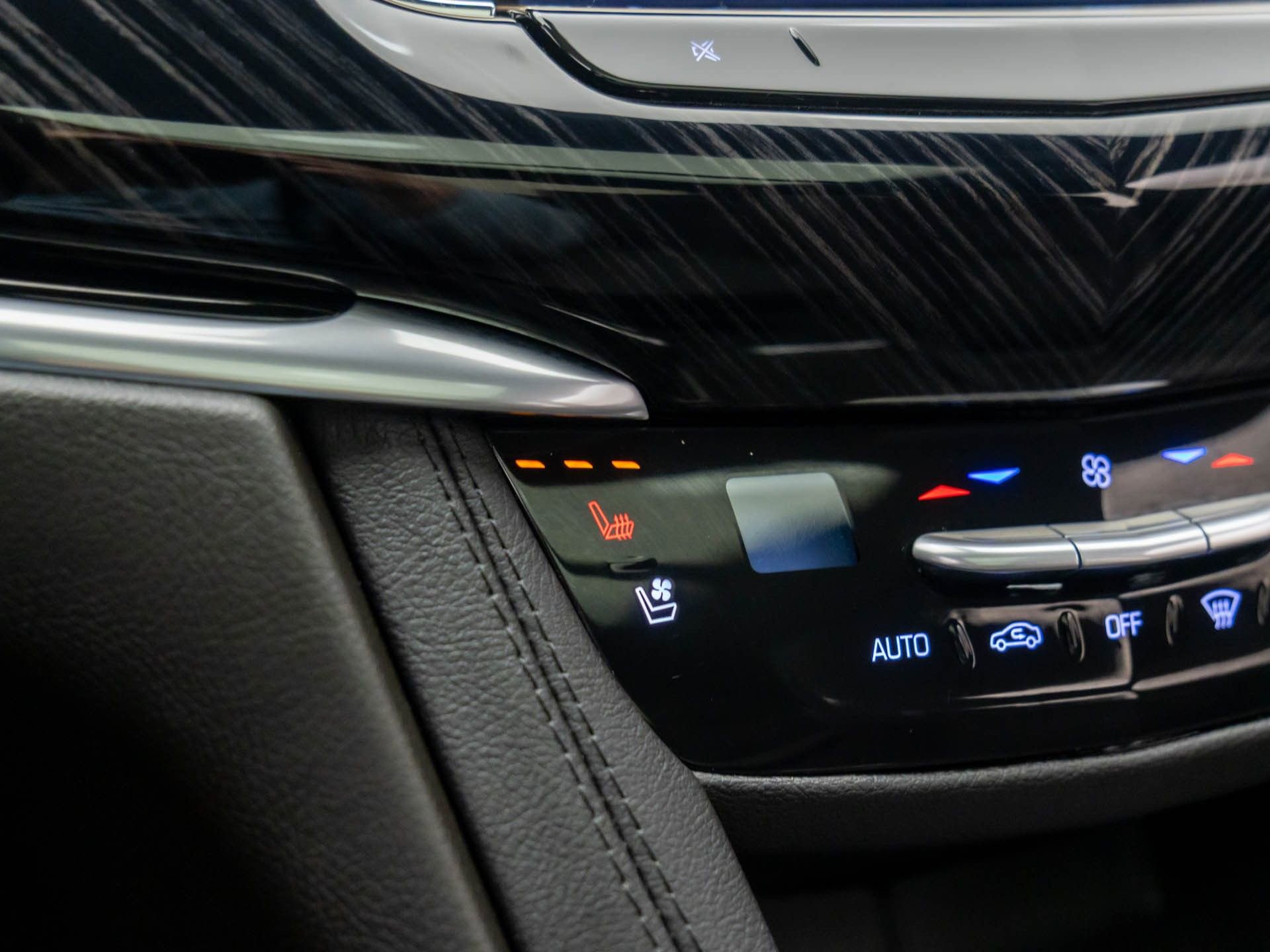 New 2025 Cadillac XT6 Premium Luxury image 28