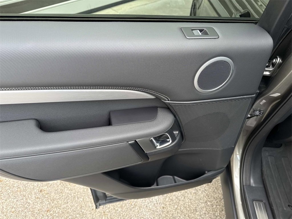 Certified 2025 Land Rover Discovery Dynamic SE image 12