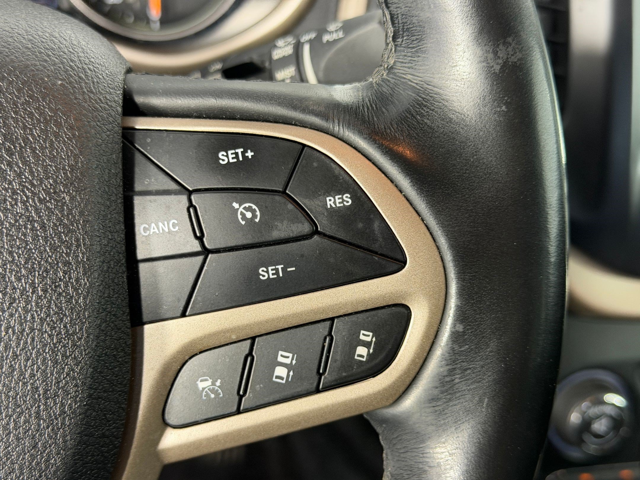 Used 2018 Jeep Cherokee Limited w/ Technology Group AWD/4WD image 28