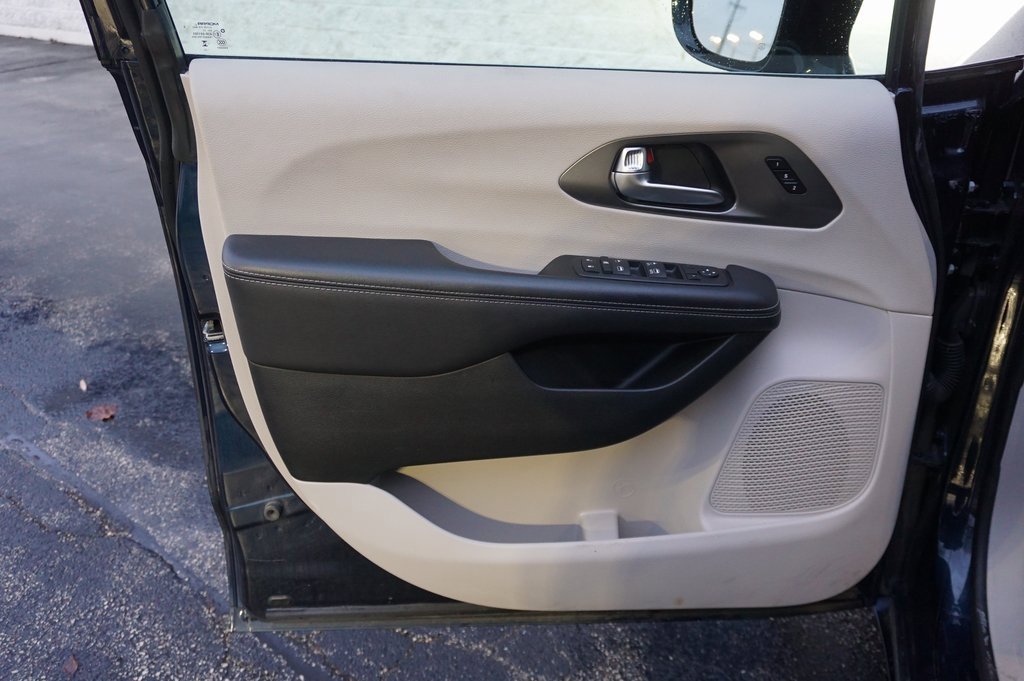 Used 2024 Chrysler Pacifica Touring-L image 23