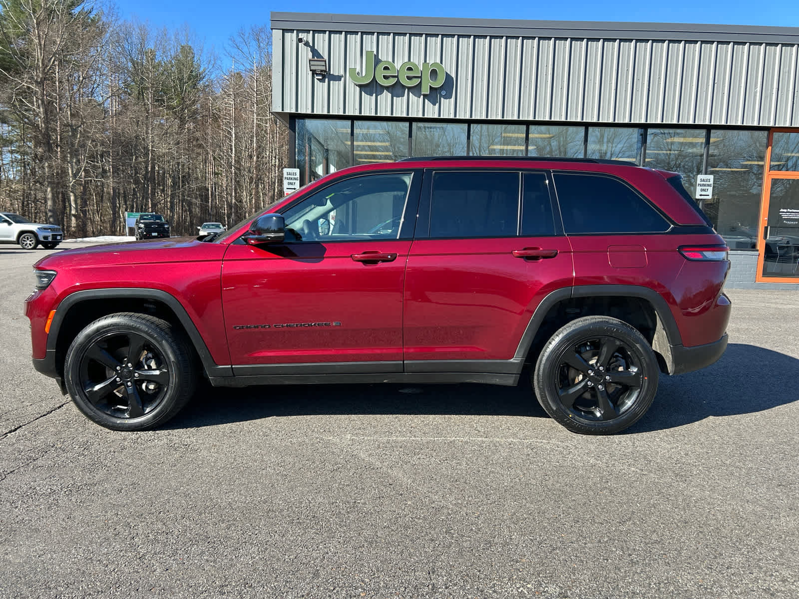 Used 2023 Jeep Grand Cherokee Altitude AWD/4WD image 8