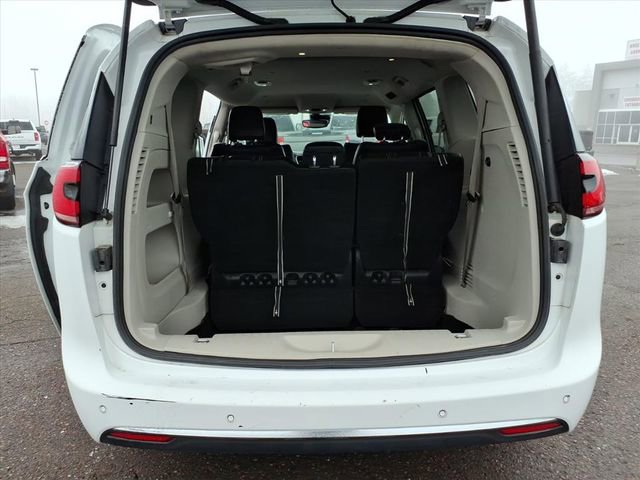 Used 2023 Chrysler Pacifica Touring-L FWD image 14