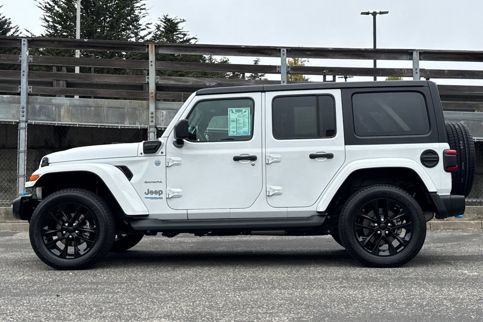 Used 2022 Jeep Wrangler Unlimited Sahara AWD/4WD image 9