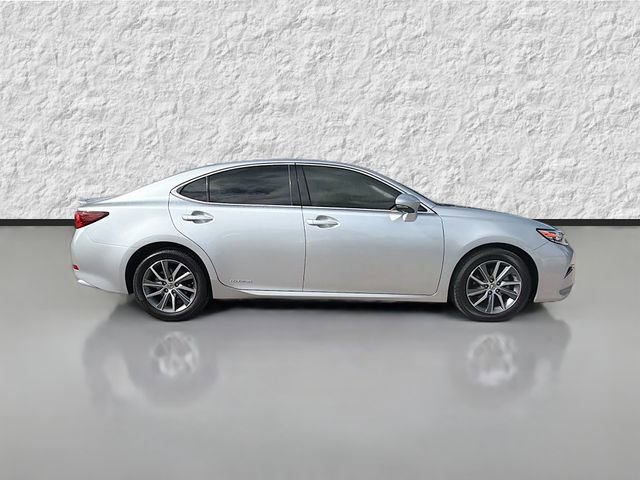 Used 2016 Lexus ES 300h w/ Luxury Package w/Wood Trim image 2