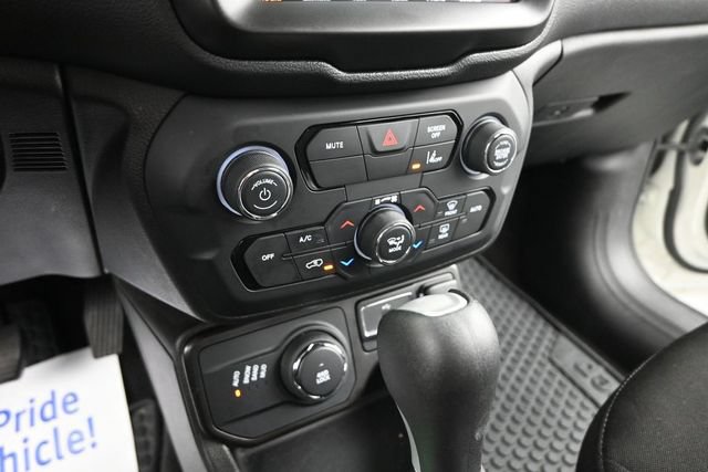 Used 2023 Jeep Renegade Latitude AWD/4WD image 35