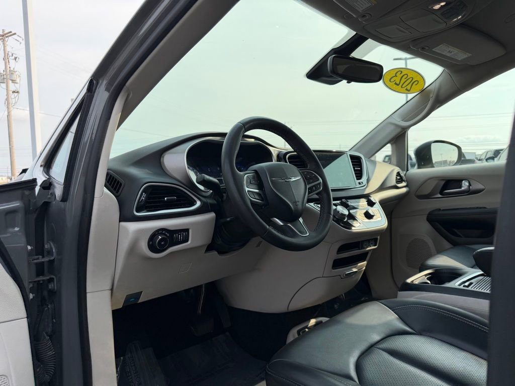 Used 2023 Chrysler Pacifica Touring-L image 11