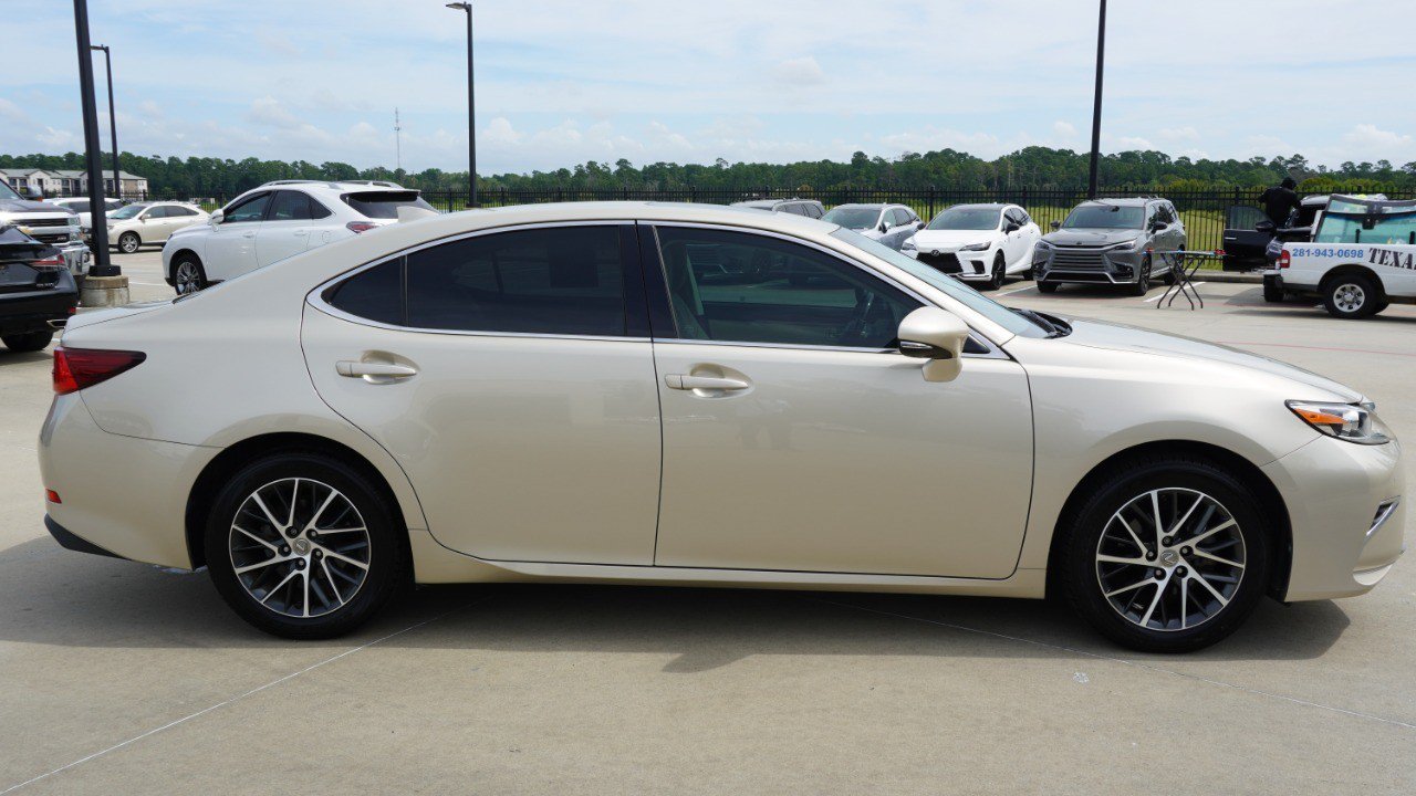 Used 2017 Lexus ES 350 w/ Luxury Package FWD image 4