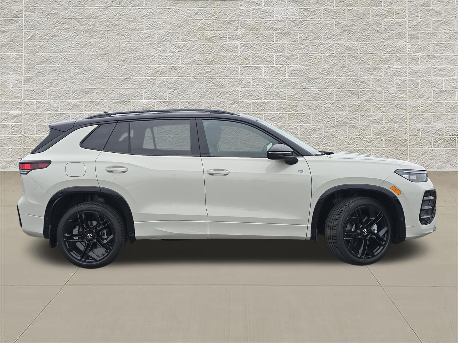 New 2026 Volkswagen Tiguan SE R-Line AWD/4WD image 8