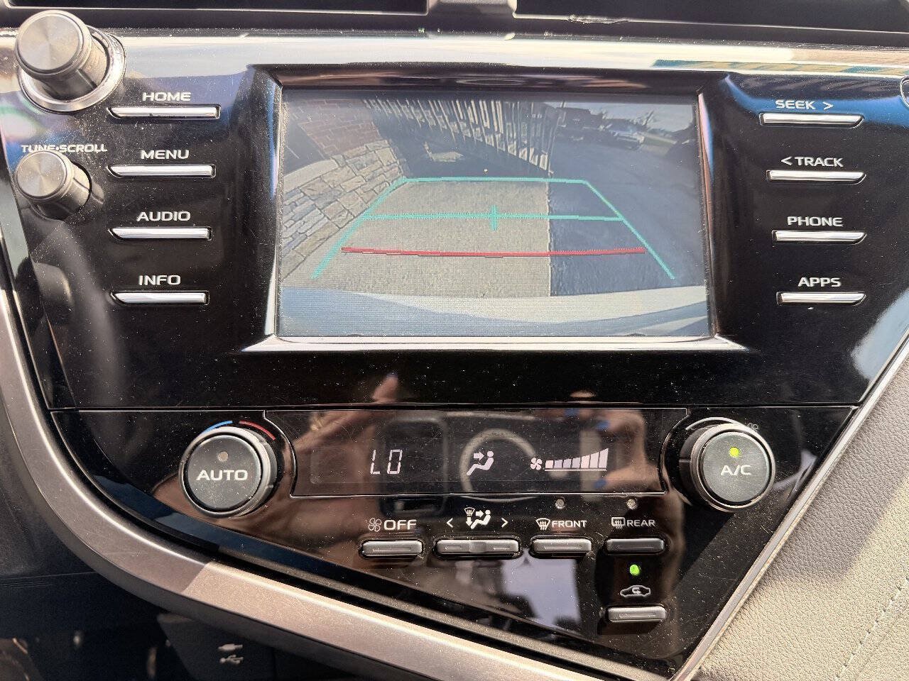 Used 2018 Toyota Camry SE FWD image 26