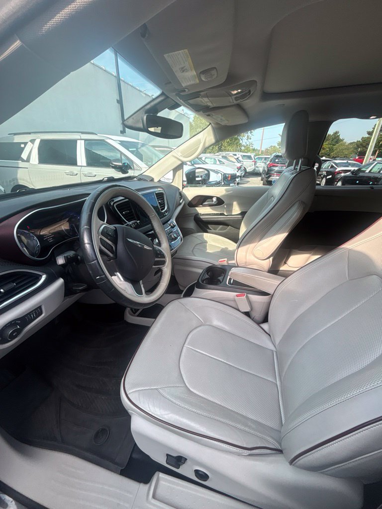 Used 2017 Chrysler Pacifica Limited w/ Tire & Wheel Group FWD image 12