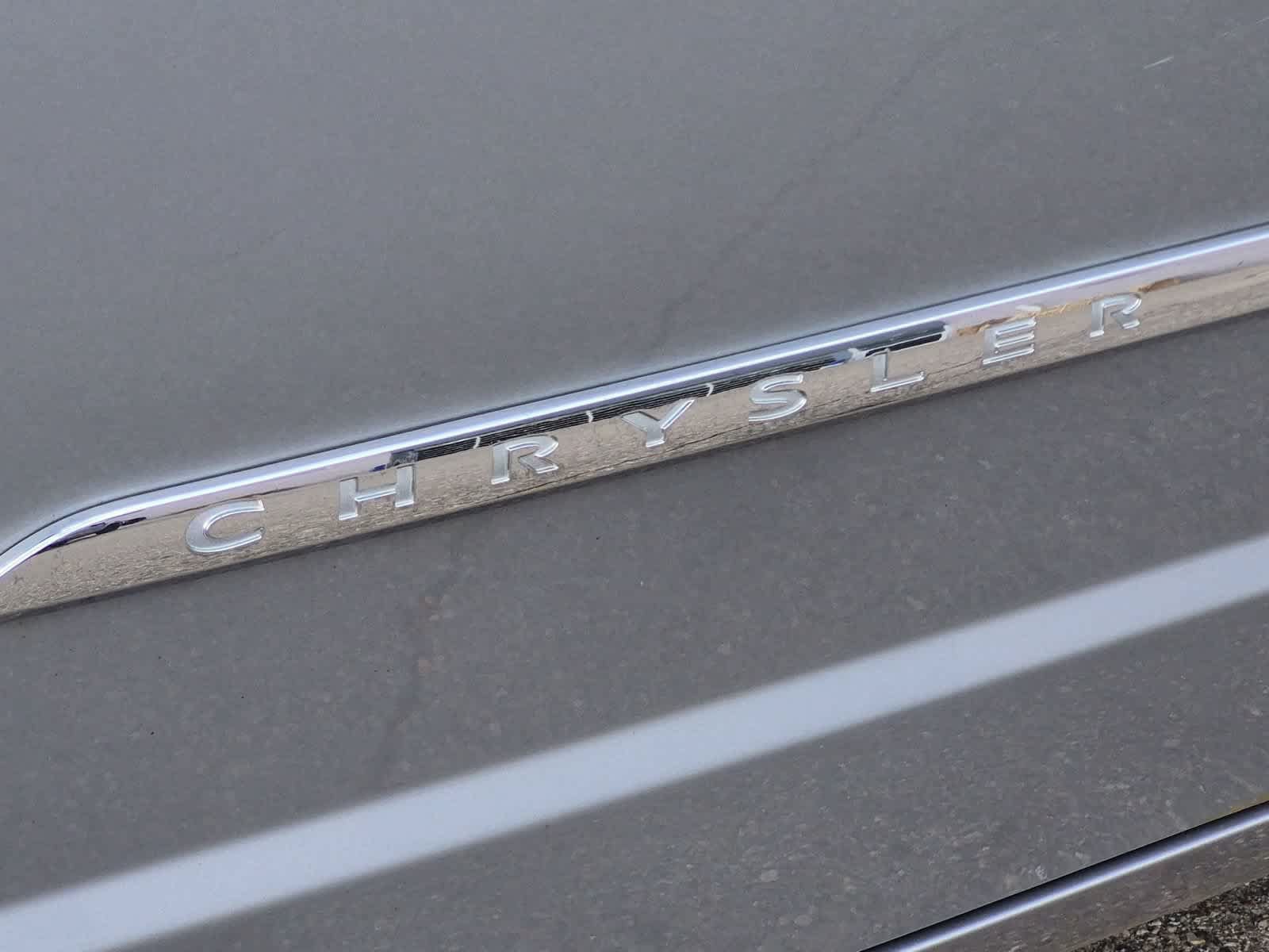 Used 2014 Chrysler Town & Country Touring-L w/ Driver Convenience Group FWD image 13
