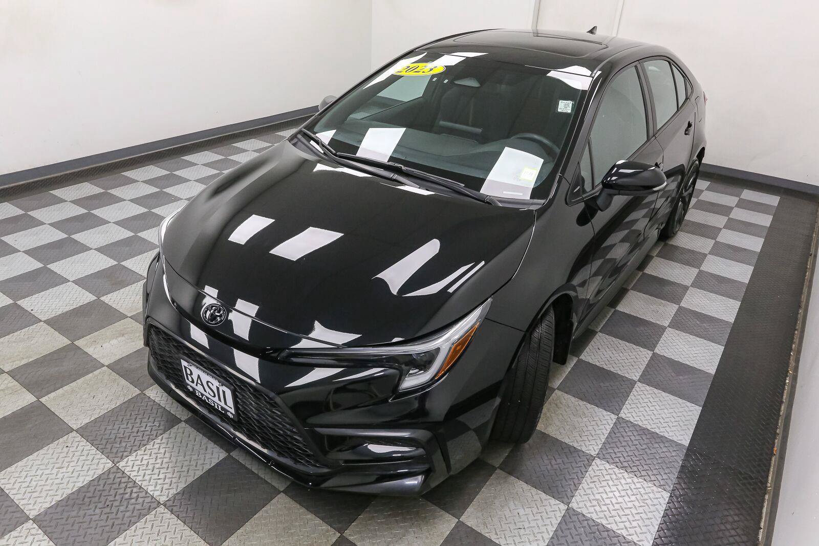 Used 2023 Toyota Corolla SE w/ SE Premium Package FWD image 6