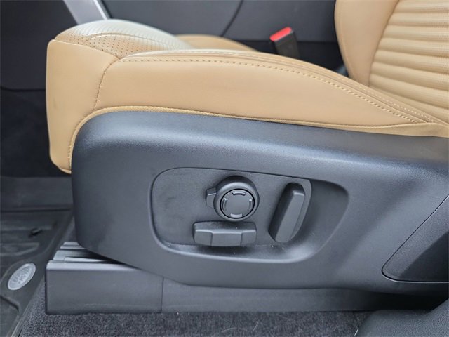 Certified 2025 Land Rover Discovery Dynamic SE image 29