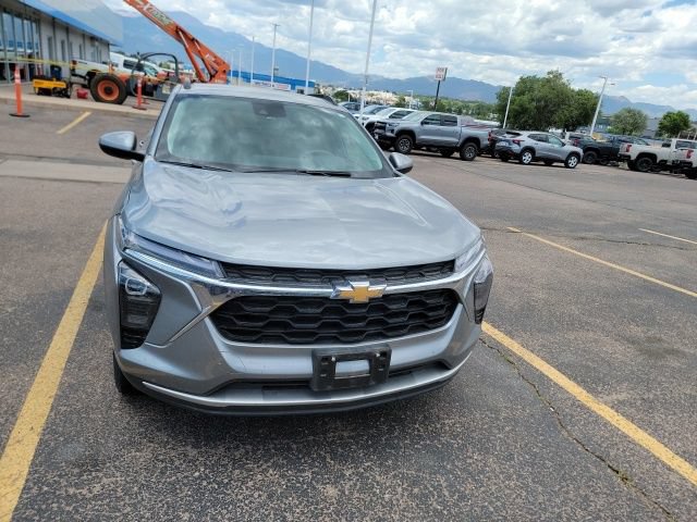 Used 2024 Chevrolet Trax LT w/ Driver Confidence Package FWD image 2