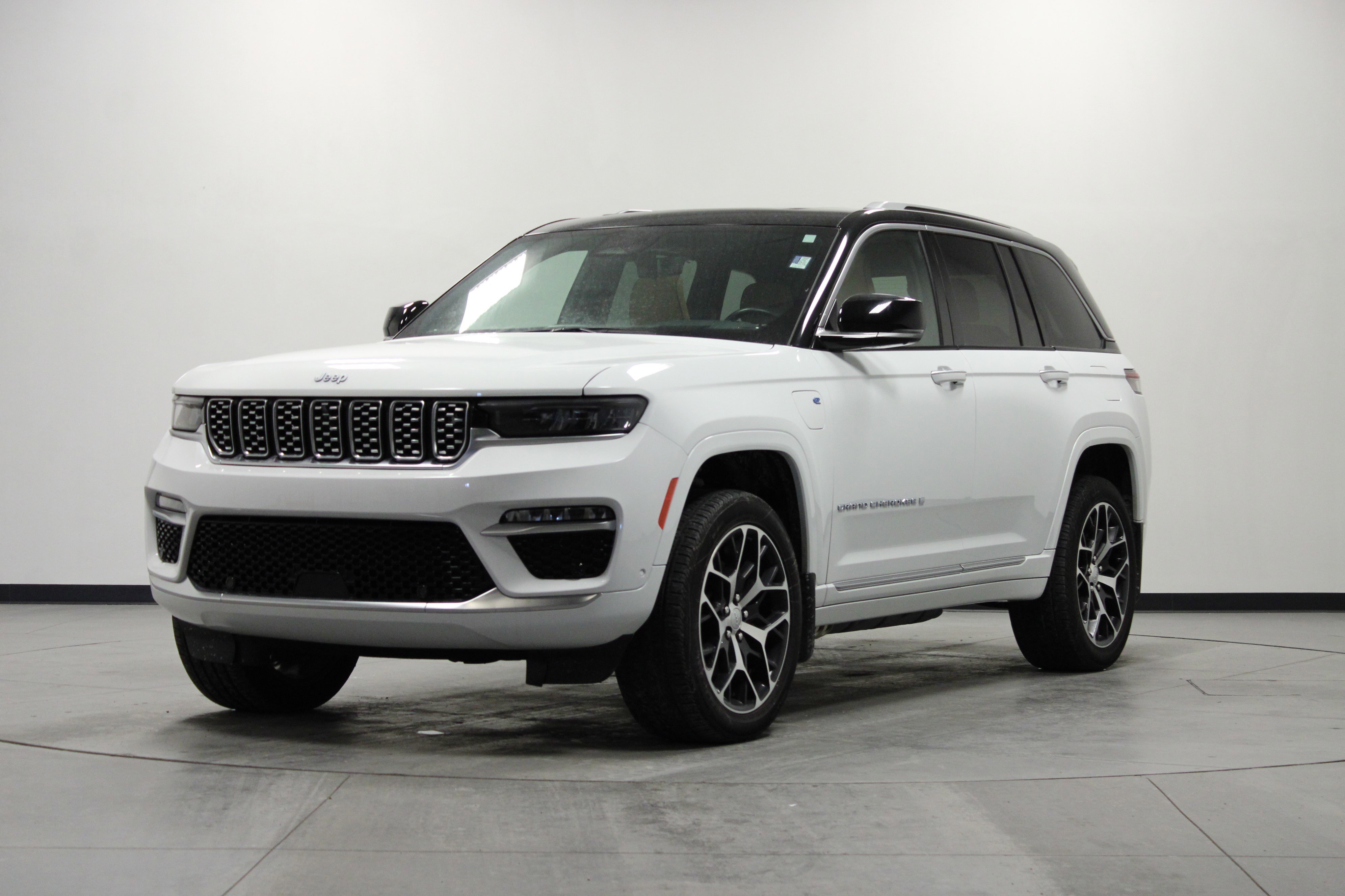 Used 2024 Jeep Grand Cherokee Summit AWD/4WD image 8