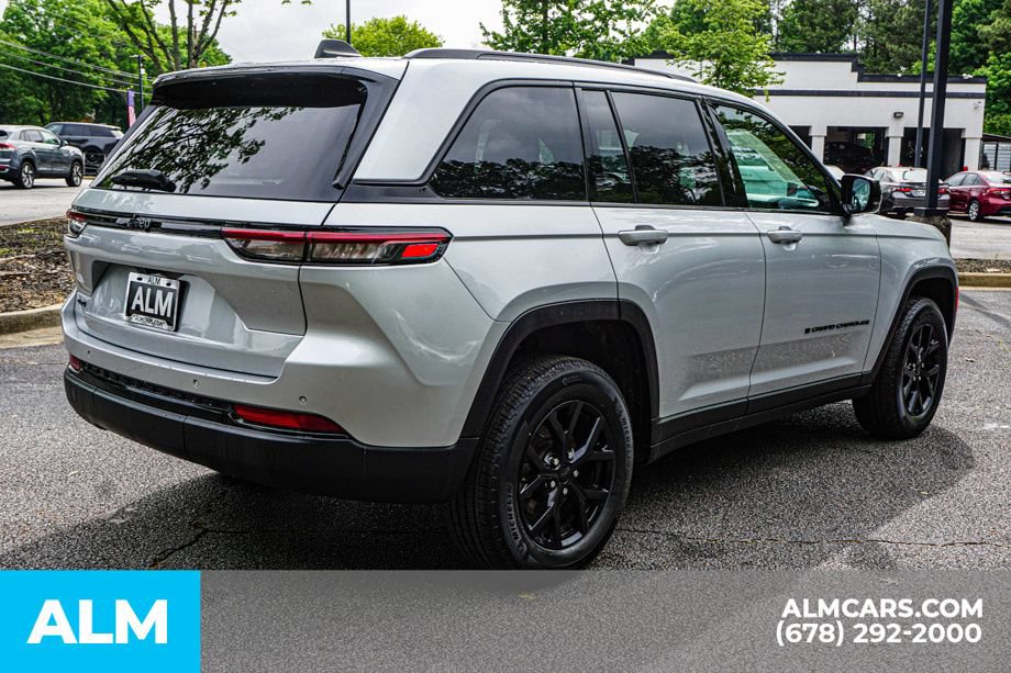 Used 2025 Jeep Grand Cherokee Altitude AWD/4WD image 5