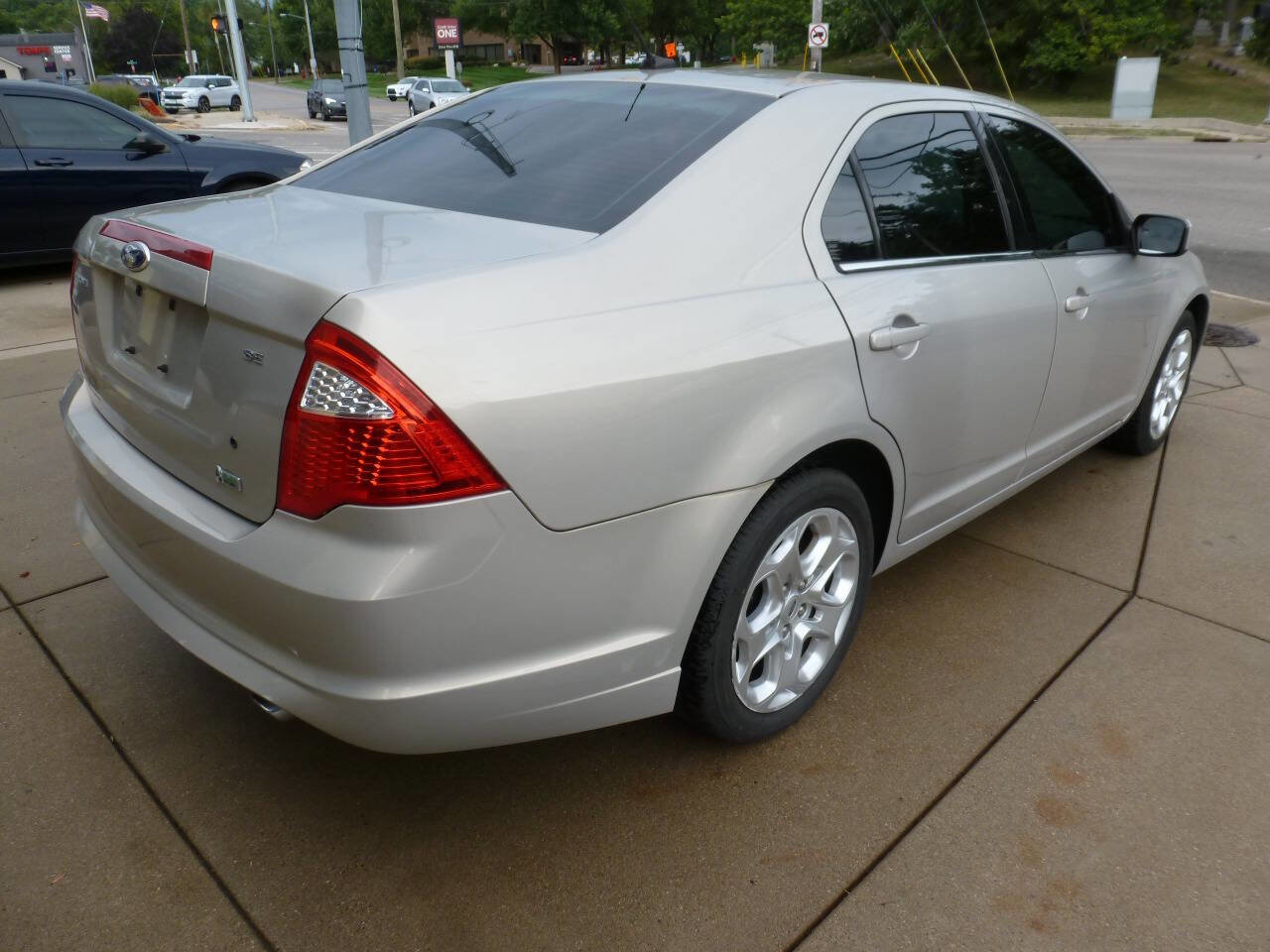 Used 2010 Ford Fusion SE FWD image 2