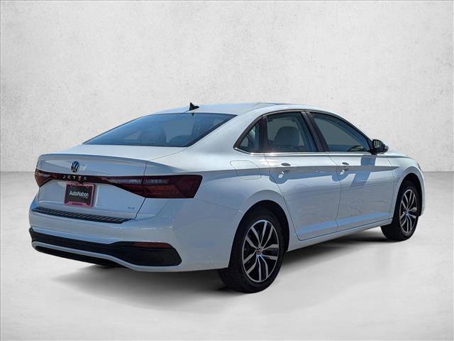 Used 2025 Volkswagen Jetta SE image 2