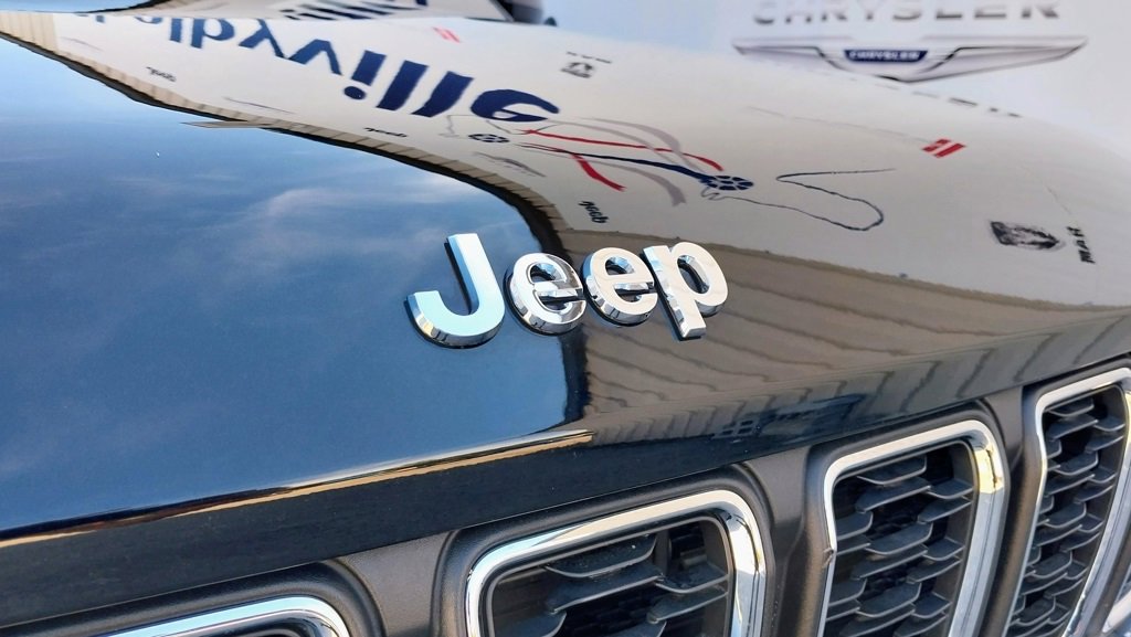 Certified 2023 Jeep Grand Cherokee Laredo image 2