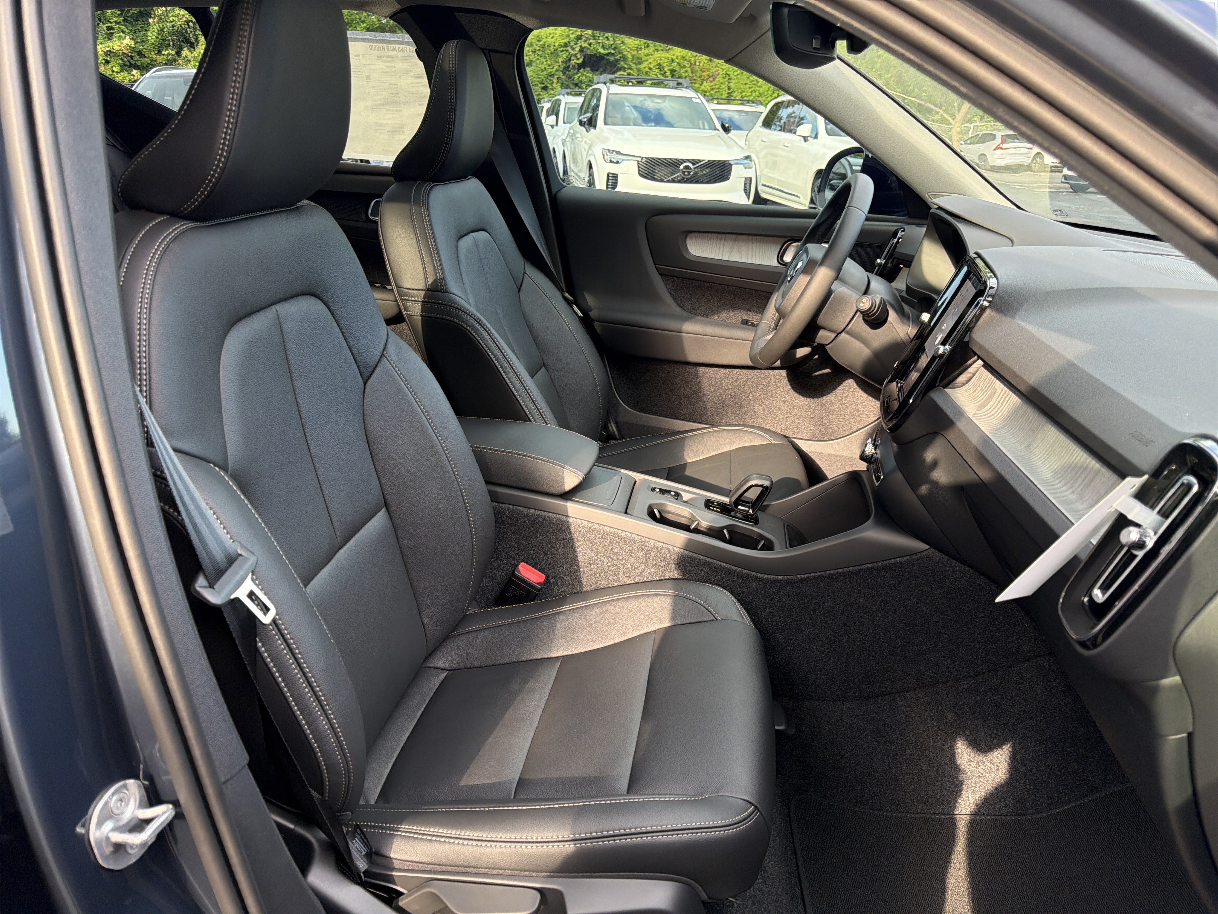 New 2026 Volvo XC40 B4 Core w/ Climate Package FWD image 21