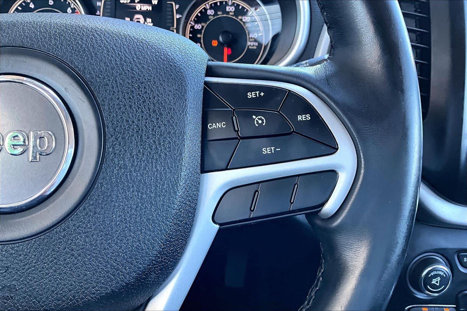 Used 2018 Jeep Cherokee Latitude Plus AWD/4WD image 25