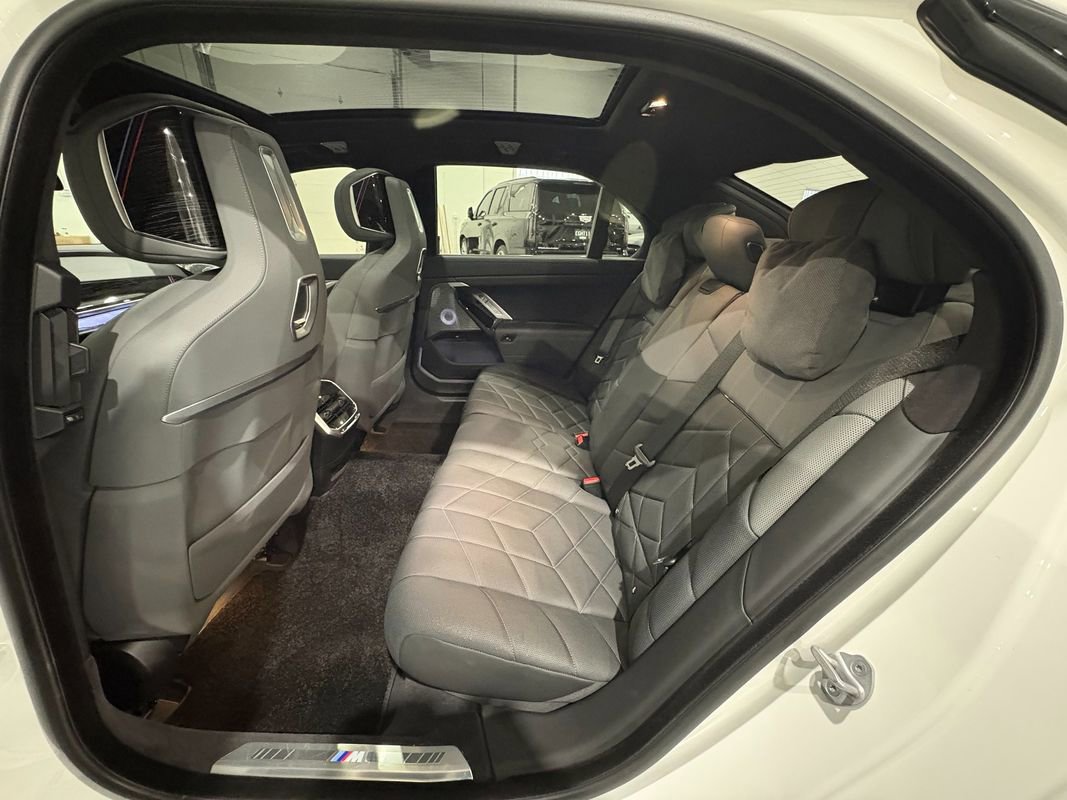 Used 2024 BMW i7 xDrive60 image 35