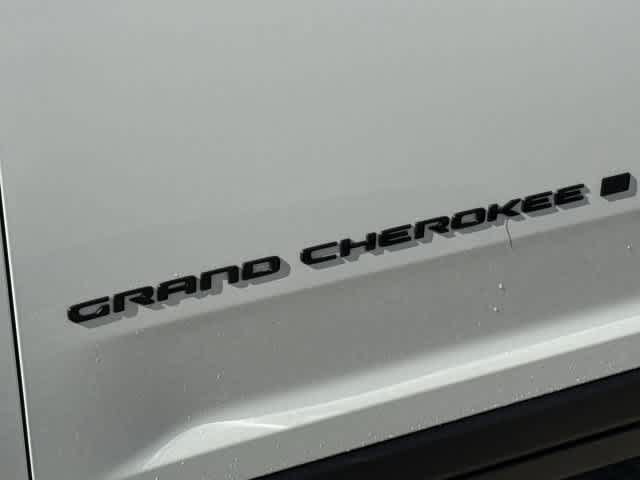 Used 2023 Jeep Grand Cherokee Limited w/ Luxury Tech Group II AWD/4WD image 12