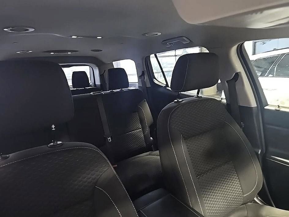 Used 2018 GMC Acadia SLE image 38