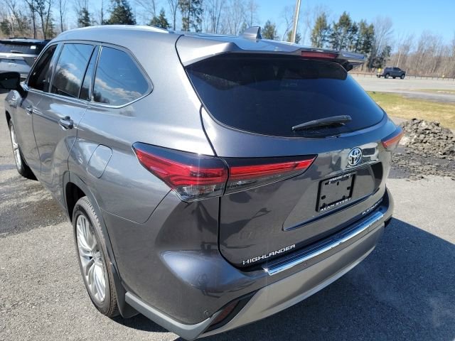 Used 2023 Toyota Highlander Platinum image 2
