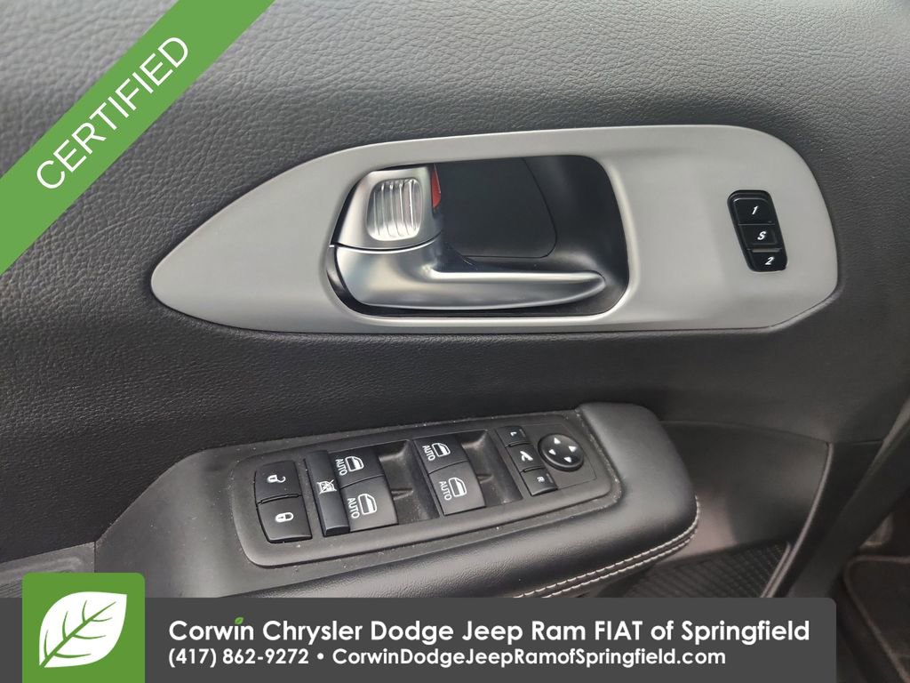 Certified 2025 Chrysler Pacifica Limited image 21