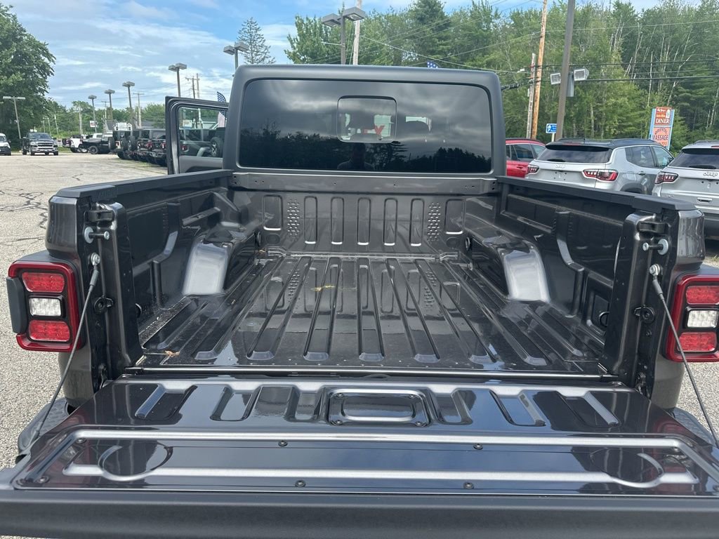 New 2025 Jeep Gladiator Willys image 24