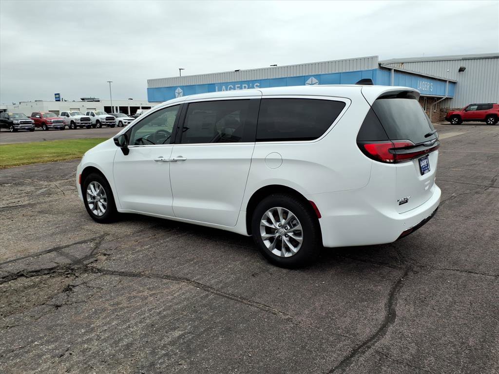 New 2026 Chrysler Pacifica Select image 5