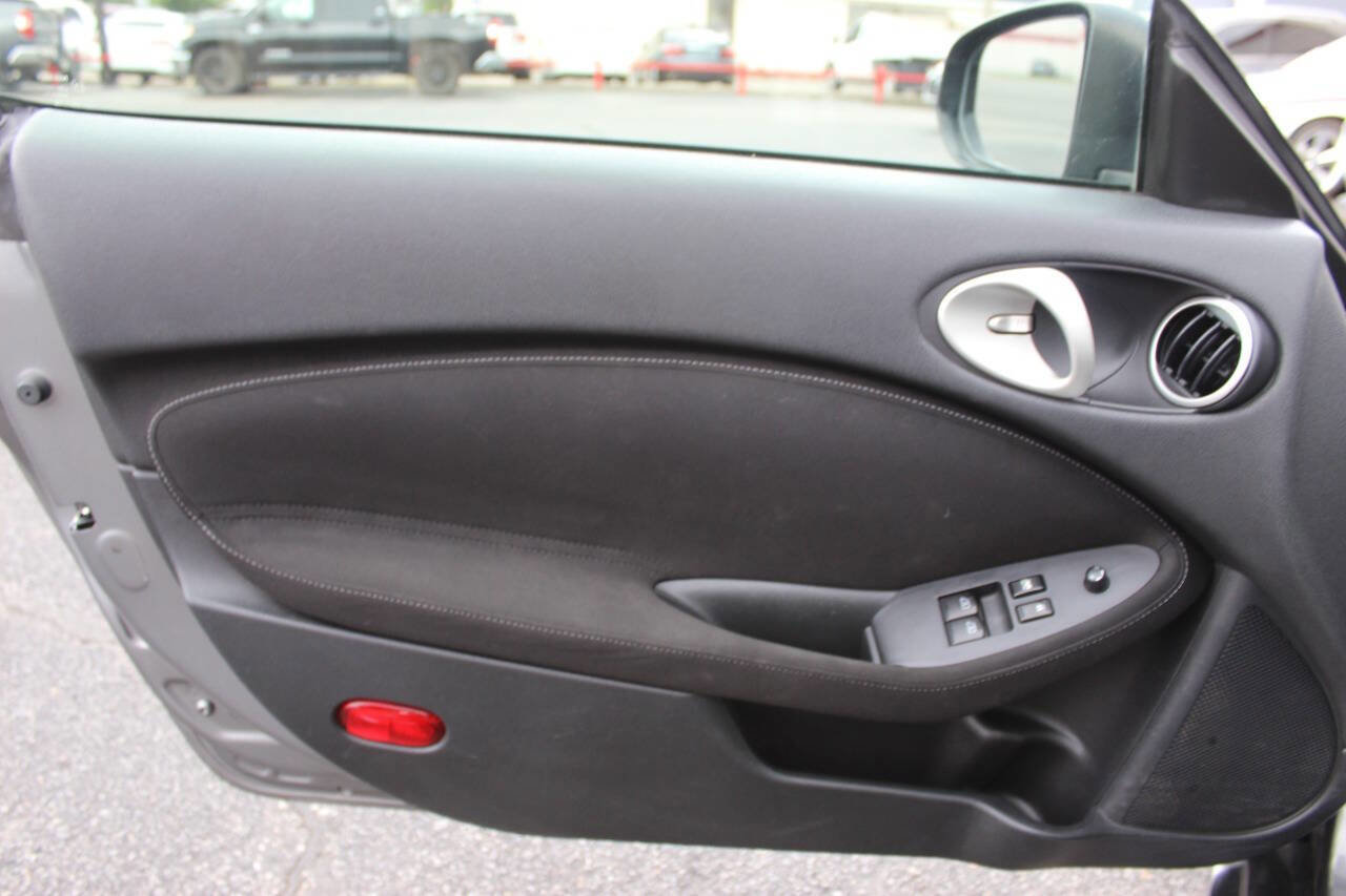 Used 2011 Nissan 370Z Coupe image 13