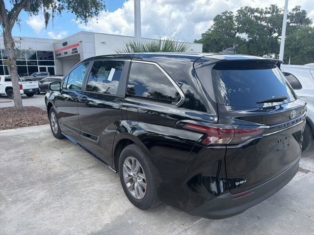 Certified 2025 Toyota Sienna LE FWD image 6