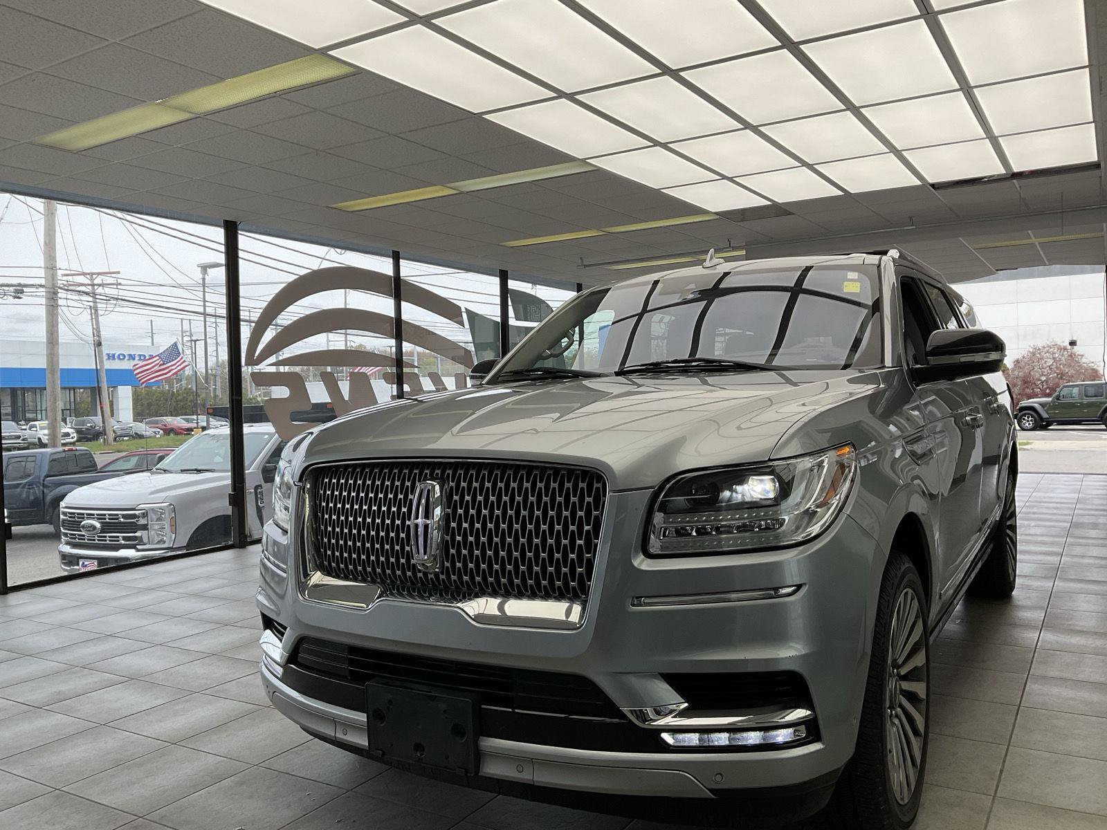 Used 2020 Lincoln Navigator L Reserve w/ Luxury Package AWD/4WD image 3